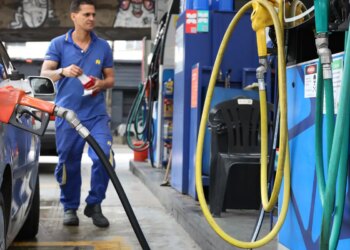 Governo propõe subvenção da gasolina em R$ 0,44 por litro