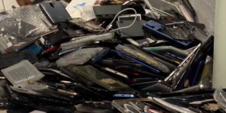 Mais de 8 mil celulares são apreendidos em operação da polícia no litoral de SP