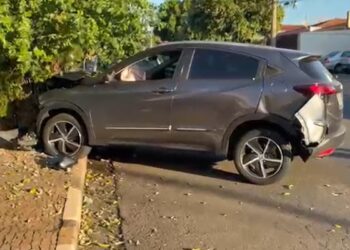 Após batida, motorista perde direção de carro e atropela mulher em Paulínia