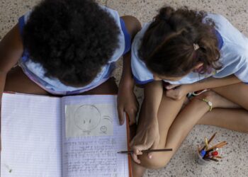 Metade dos estudantes não vê debate antirracista na escola, diz estudo